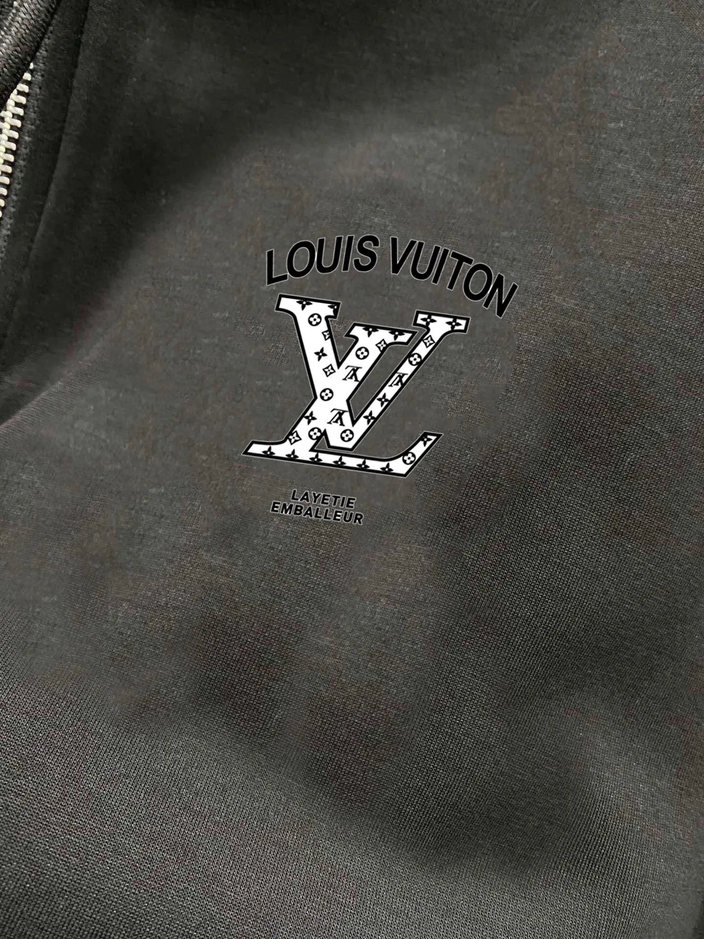🅿️420 [LV Louis Vuitton] (Fat Man Gospel) hot-selling suit is coming. Focus on the original version of the official website. 2025 new hot-selling cardigan sweater suit. The original order is the best. 🇭🇰The meticulous work of top designers is dedicated to a fitting and perfect upper body effect. All-natural high-quality Roman cotton 100%, close-fitting comfort, noble and elegant! Original hardware embodies elegance and nobility! Counter size: M-5XL (maximum wear up to 220 pounds)